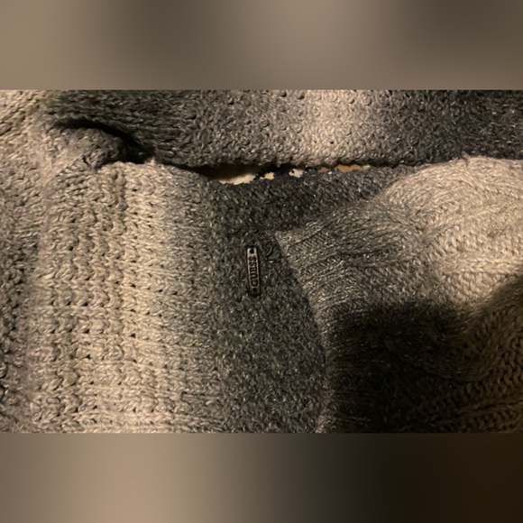 Guess sweater mens fits like M on tag is xs - Picture 8 of 10